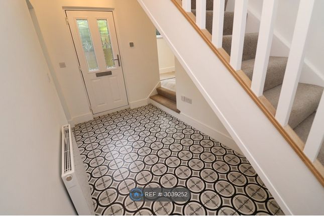 Yew Tree Cottage, Ferrybridge Road, Castleford photo 2