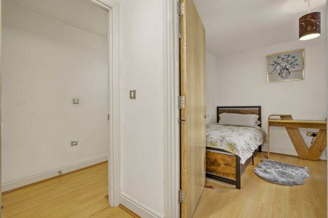 Flat to rent in 18 Lombard Road, London