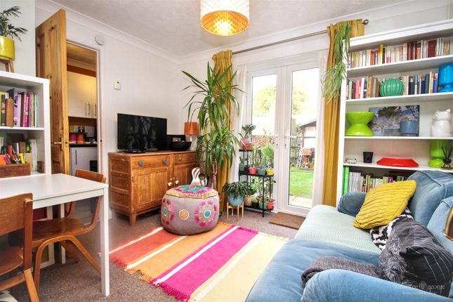 6, Caistor Close, Reading photo 2