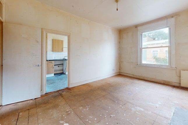 Flat B, 24 Foulden Road, London photo 3