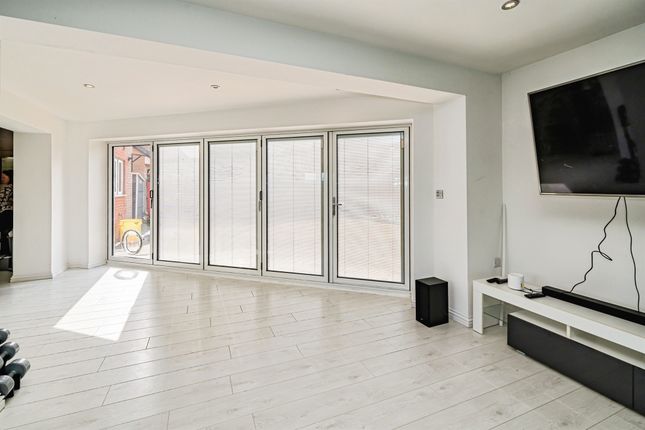 27, Sierra Drive, Aylesbury photo 3