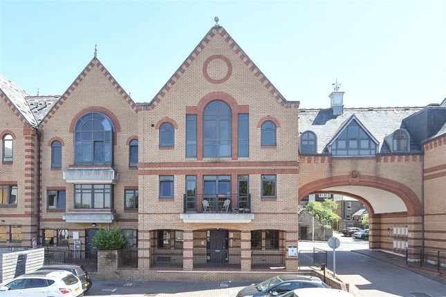 1-bed flat on Whyteleafe Hill, Whyteleafe, £215,000
