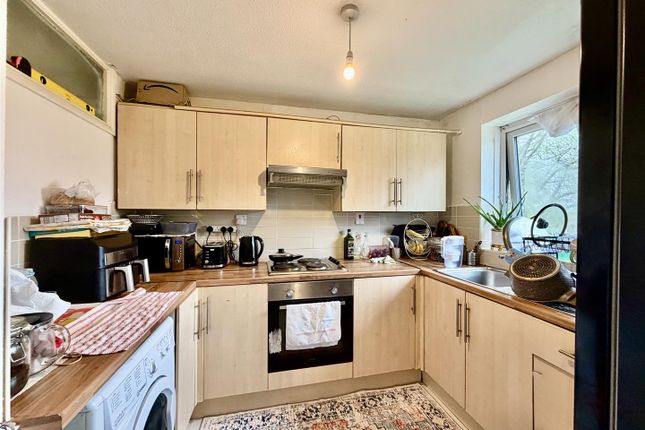 2-bed flat on 92, Oakley Close, Isleworth, £325,000