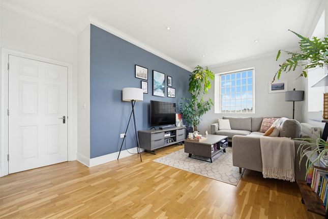 Flat 17, Clerkenwell House, Hilda Road, Southall photo 4