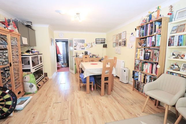 8, Thames Close, Farnborough photo 4