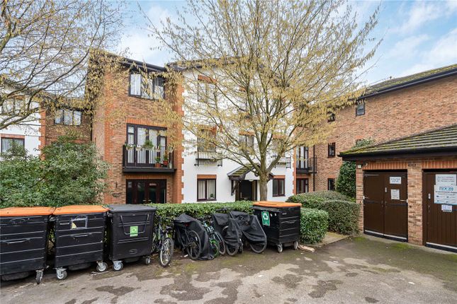 Studio flat on 23 Parkview Court, 15 Broomhill Road, £200,000