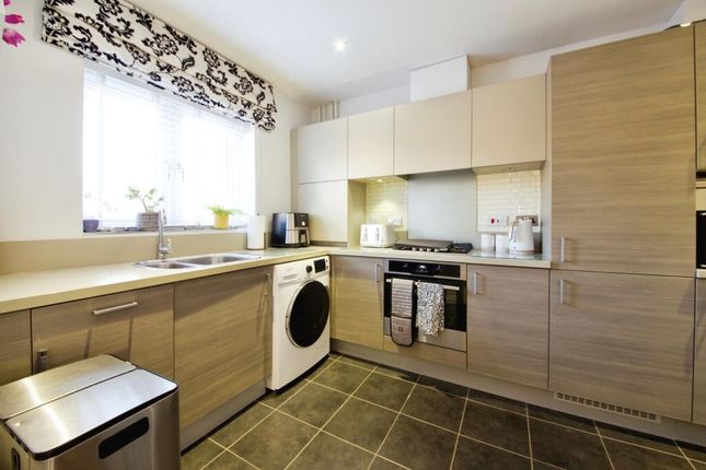 3 Bed Semi-Detached House To Rent Noah Close, Enfield En3