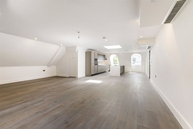 The Penthouse, Fairfield Lodge, 32, Green Lane, Surrey photo 3