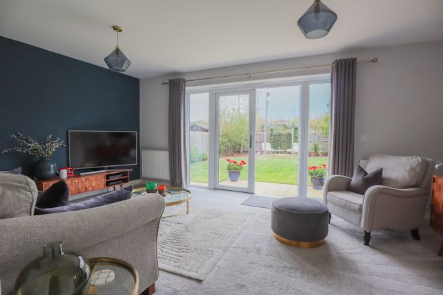 12, Lupin Close, Calne photo 3