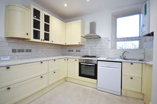 Flat to rent in Chatsworth Gardens, London