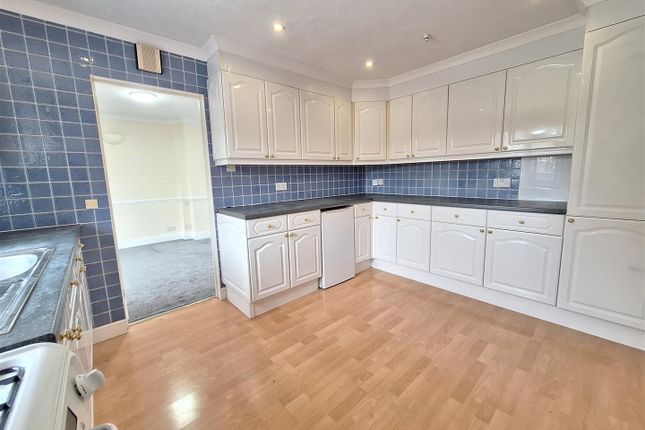 12, Newbery Close, Reading photo 4