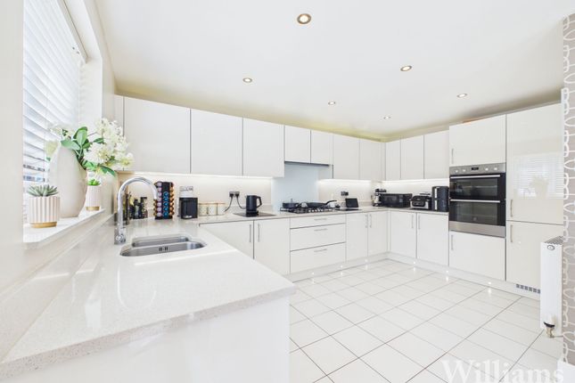 5 Jupiter Close, Aylesbury photo 2