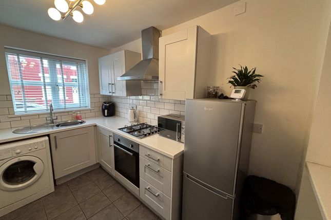 32, Stockport photo 3