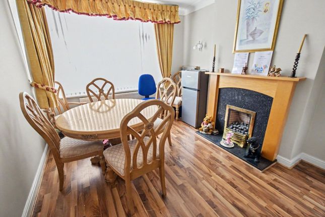 560, Whitehall Road, West Yorkshire photo 4