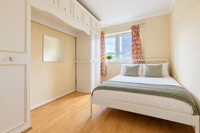 Flat 21,Breton House, St Saviours Estate, Abbey Street, London photo 3