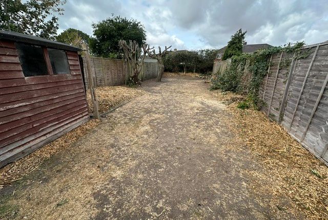7, STONEY LANE, THATCHAM photo 2