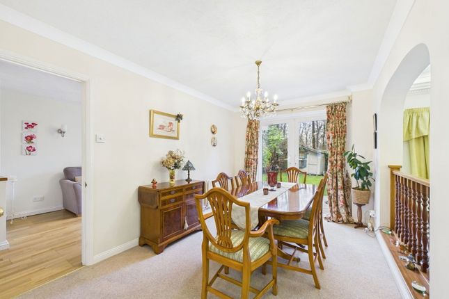 24, Tennyson Close, Horsham photo 4