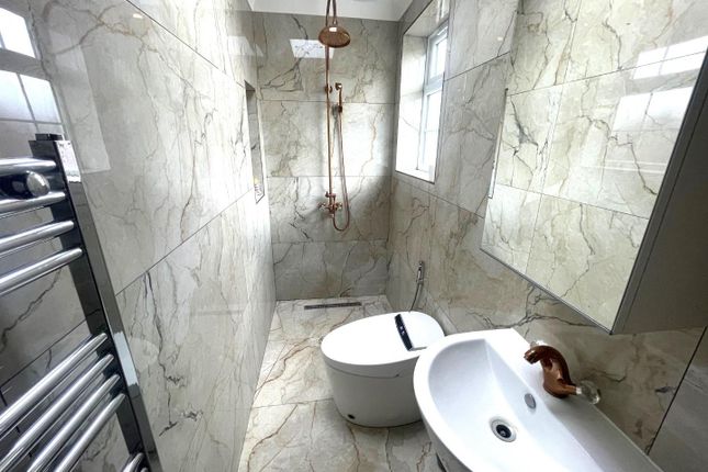 Shower Room 3.Jpg