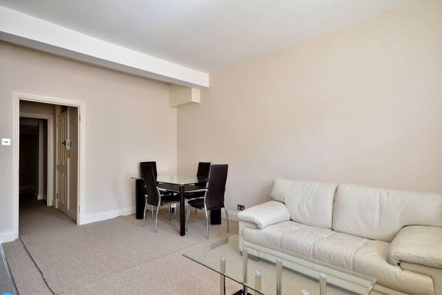 Flat to rent in Kenway Road, Earls Court, London