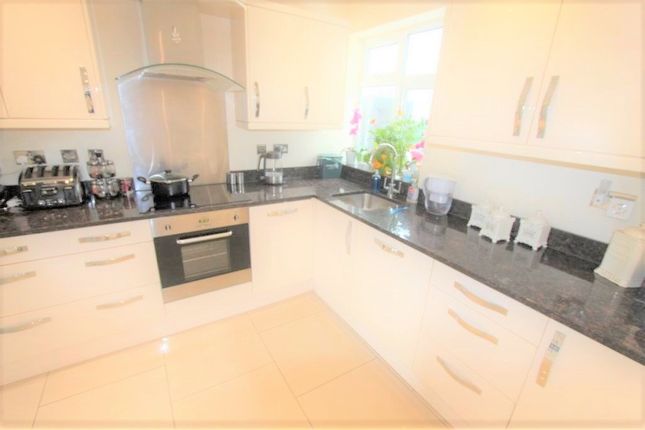 Single Room, 3, Rowantree Close, London photo 4