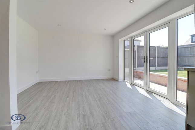 17, Tomfields, Stoke-On-Trent photo 4