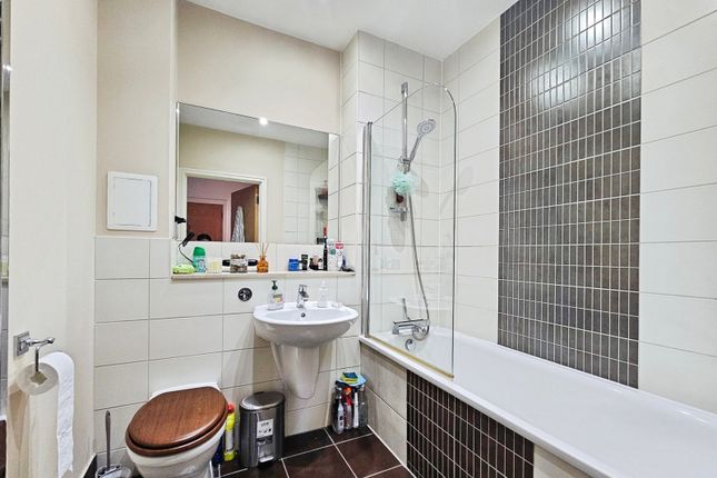 Flat 12, 4, Shaw Close, Surrey photo 4
