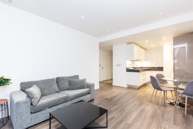 Flat to rent in Catalina House, Goodman's Field, London