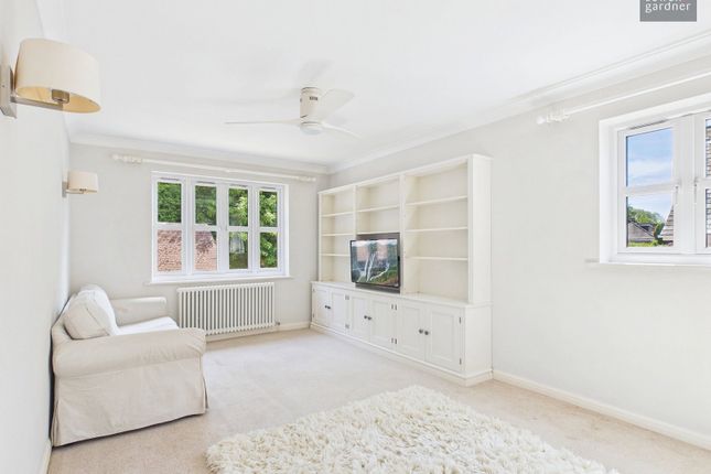 10 St Christopher's Court, Chorleywood, Hertfordshire photo 2
