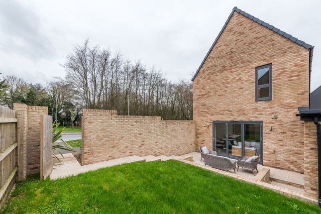 The Broad House, Blunsdon Hill, Swindon photo 2