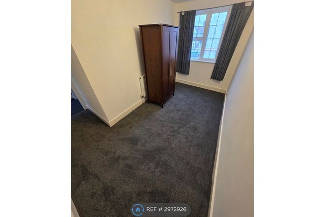 Flat, A Wangey Road, Romford photo 4