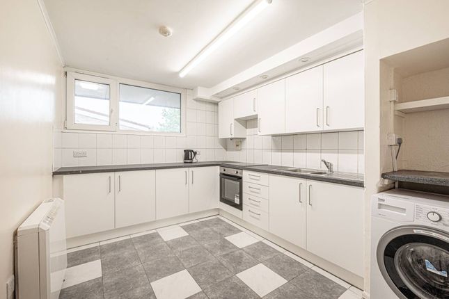 Flat to rent in Palmers Road, Arnos Grove, London