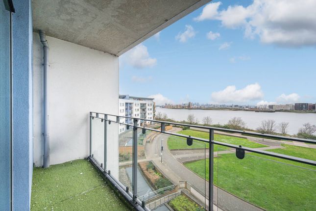 Flat to rent in Tideslea Path, Thamesmead, London