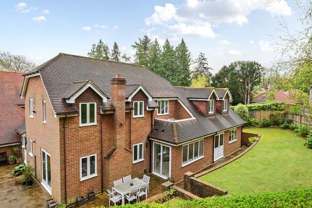 9, Woodrough Copse, Guildford photo 2
