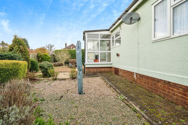 Mobile/park home for sale in Half Moon Lane, Pepperstock, Luton
