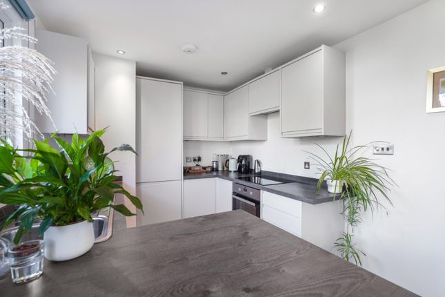 17B, Worbeck Road, London photo 3