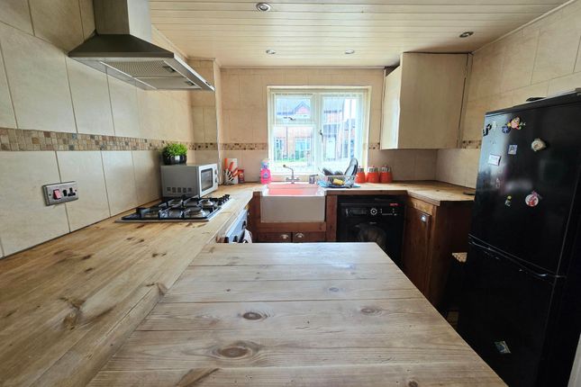 4 Oak Tree Court, Bridgend photo 4