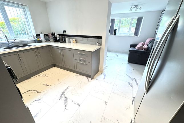 1 Whitewood Glade, Willenhall photo 4