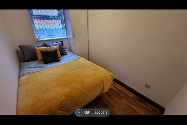 Flat to rent in Polygon Road, Manchester