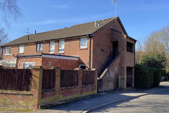Studio flat on 58, Hellyer Way, Bourne End, £165,000