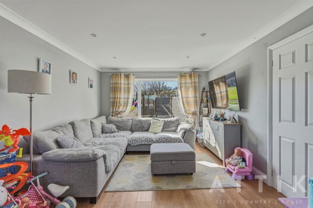 3, Lambert Close, Halesworth photo 2