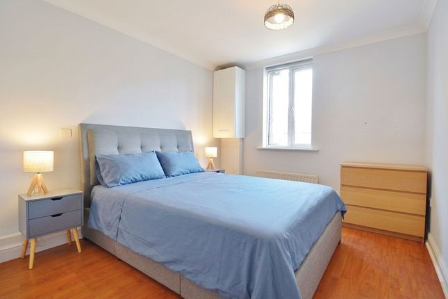 39 Elizabeth Gardens, Isleworth photo 3