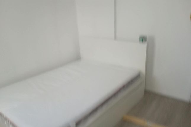 6 Kemps Drive, London photo 3