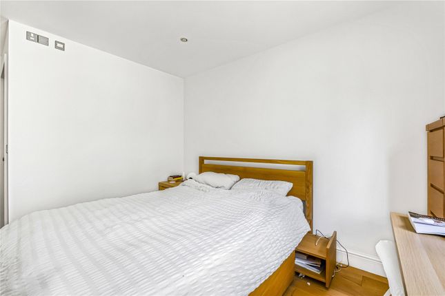Flat to rent in Brewery Square, London
