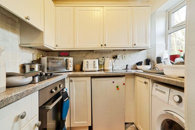 23, Fieldway Close, Leeds photo 4