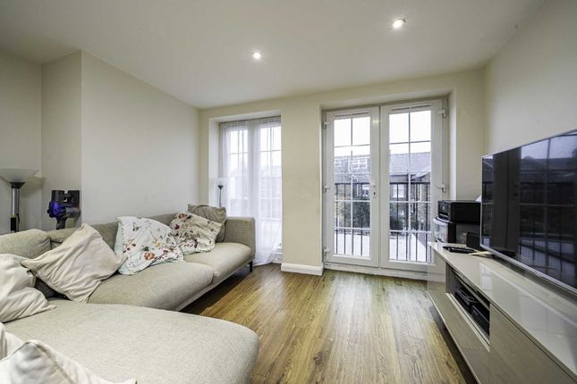Flat for sale in Station Road, Hampton
