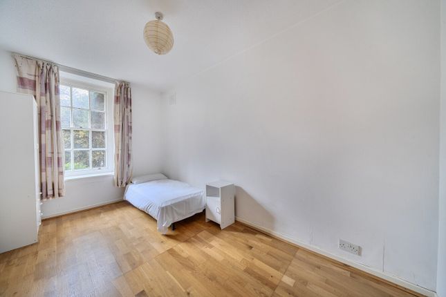 Flat 2, Haythorn House,, Vicarage Crescent, London photo 4