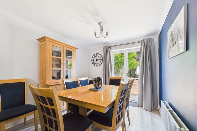 1 Ledbury Drive, Reading photo 4