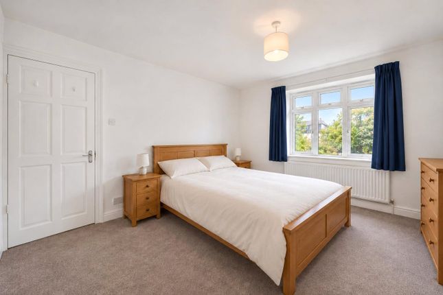 Kingham Close, Earlsfield photo 4