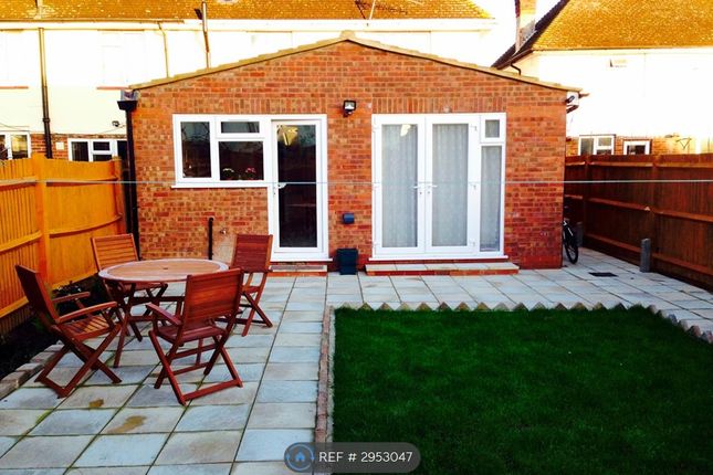 Viola Avenue Stanwell, Staines photo 3