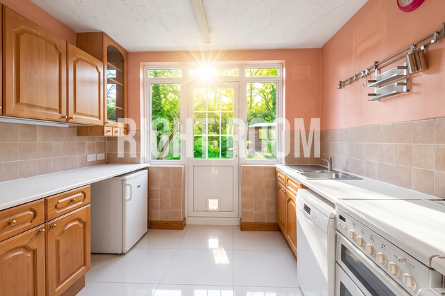 D-43 Lawn Close, Ruislip photo 4